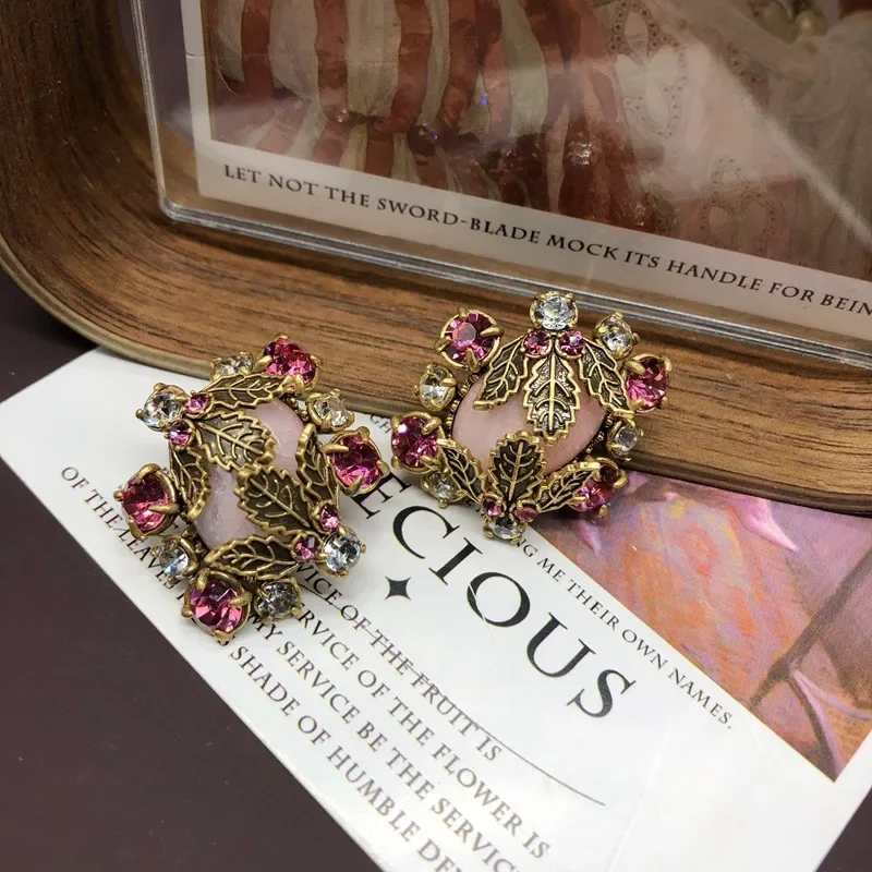 NISHIZAWA Leaf Stud Earrings for Women Pink Gemstones Vintage Sweet Jewelry Palace Style Exquisite Fashion Aretes De Mujer
NISHIZAWA Leaf Stud Earrings for Women Pink Gemstones Vintage Sweet Jewelry Palace Style Exquisite Fashion Aretes De Mujer