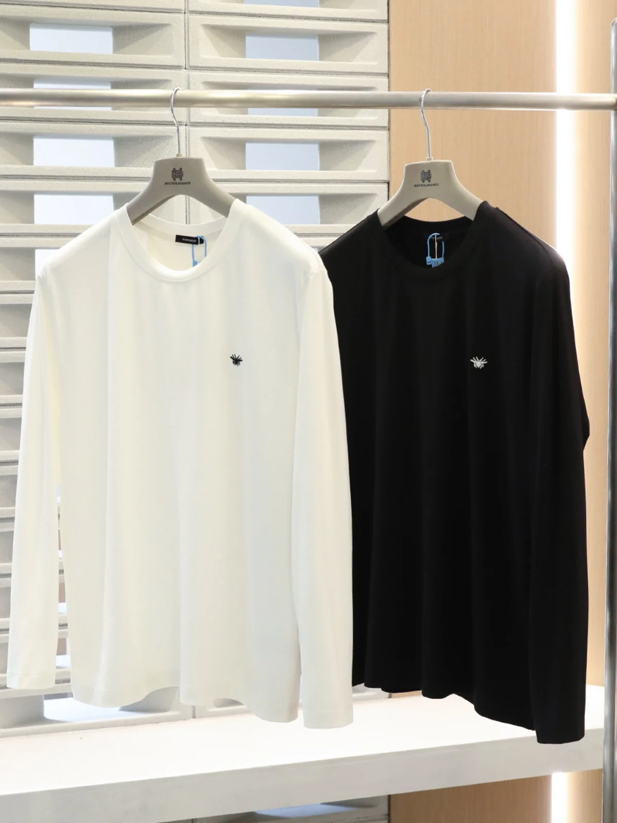 Silk-Like Long Sve T-irt for Men Embroidered Classic Bee Design Spring Autumn Faion Casual Cotton Anti-Wrinkle
Silk-Like Long Sve T-irt for Men Embroidered Classic Bee Design Spring Autumn Faion Casual Cotton Anti-Wrinkle