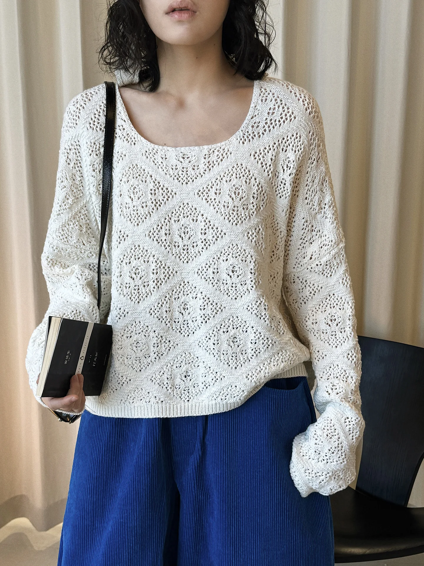 Весенний новый свитер в корейском стиле, простой и модный, с квадратным вырезом, ажурной вязкой и свободным силуэтом, для женщин.
Весенний новый свитер в корейском стиле, простой и модный, с квадратным вырезом, ажурной вязкой и свободным силуэтом, для женщин.