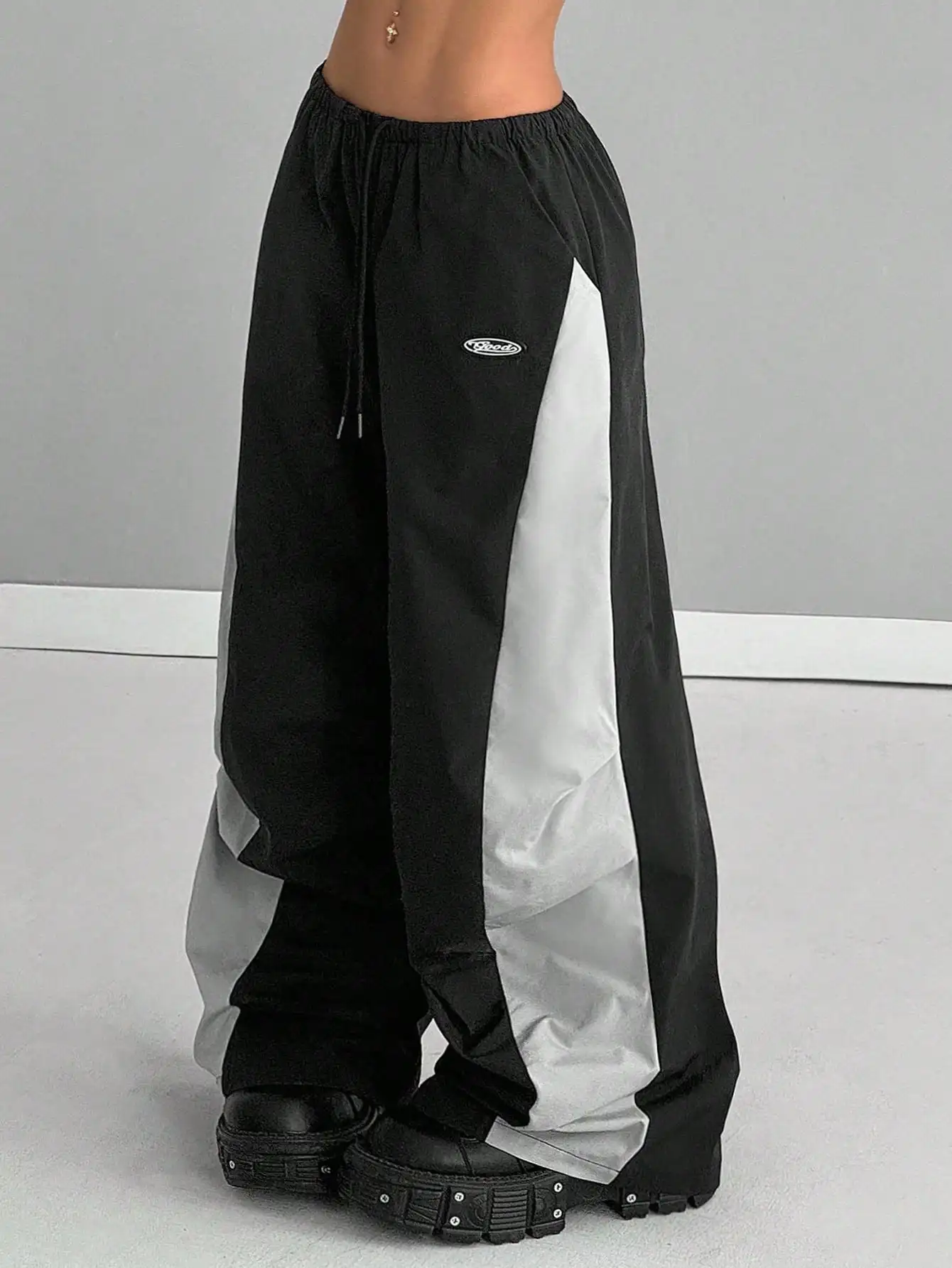 Women's Color-Blocked Wide-Leg Parachute Pants with Drawstring Waist
Women's Color-Blocked Wide-Leg Parachute Pants with Drawstring Waist