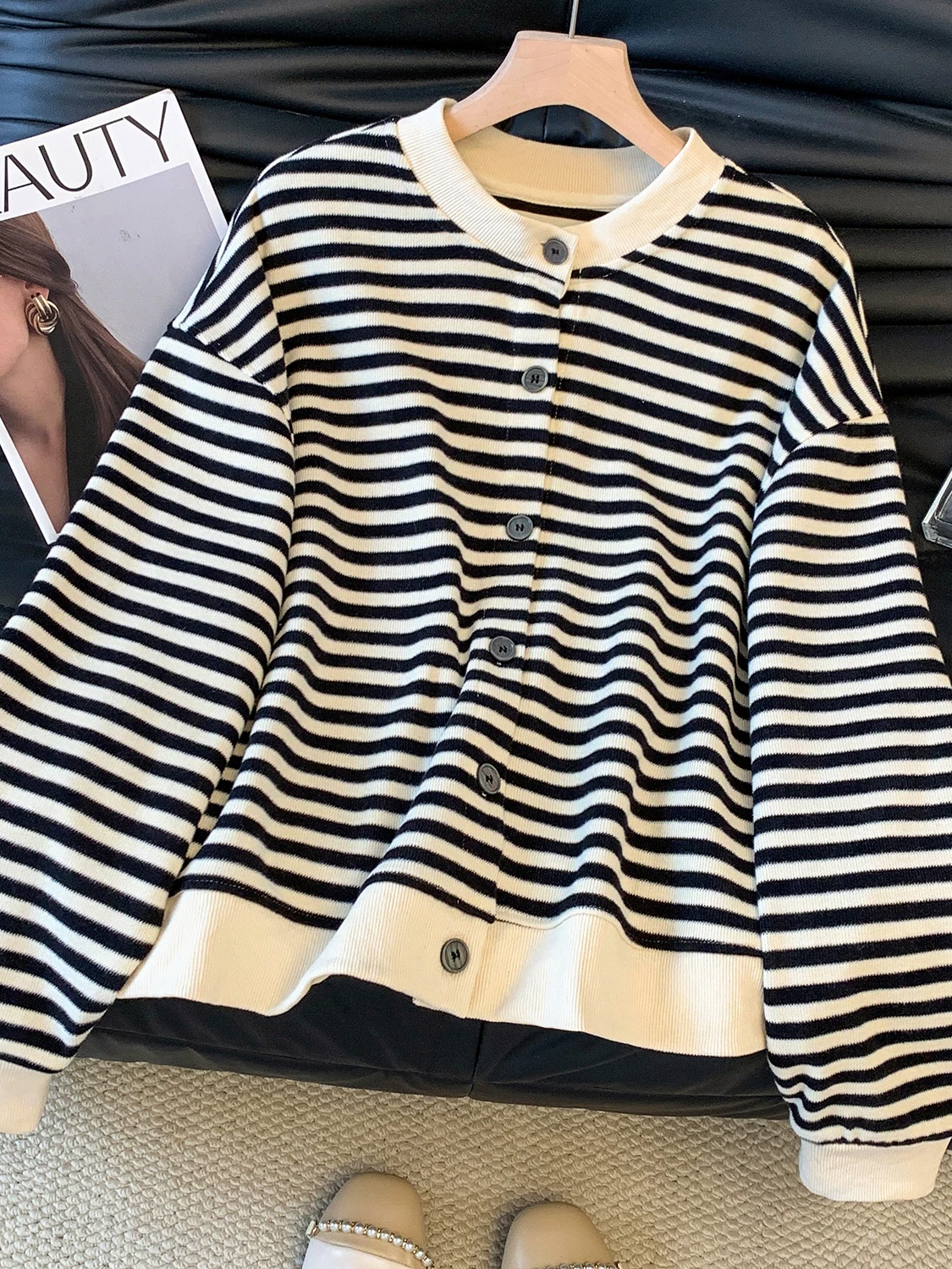 Women's Stripe ort Jaet 2025 Autumn New plus Size Loose Thiened round Ne Hatl Sweatirt Korean Sle Commute
Women's Stripe ort Jaet 2025 Autumn New plus Size Loose Thiened round Ne Hatl Sweatirt Korean Sle Commute