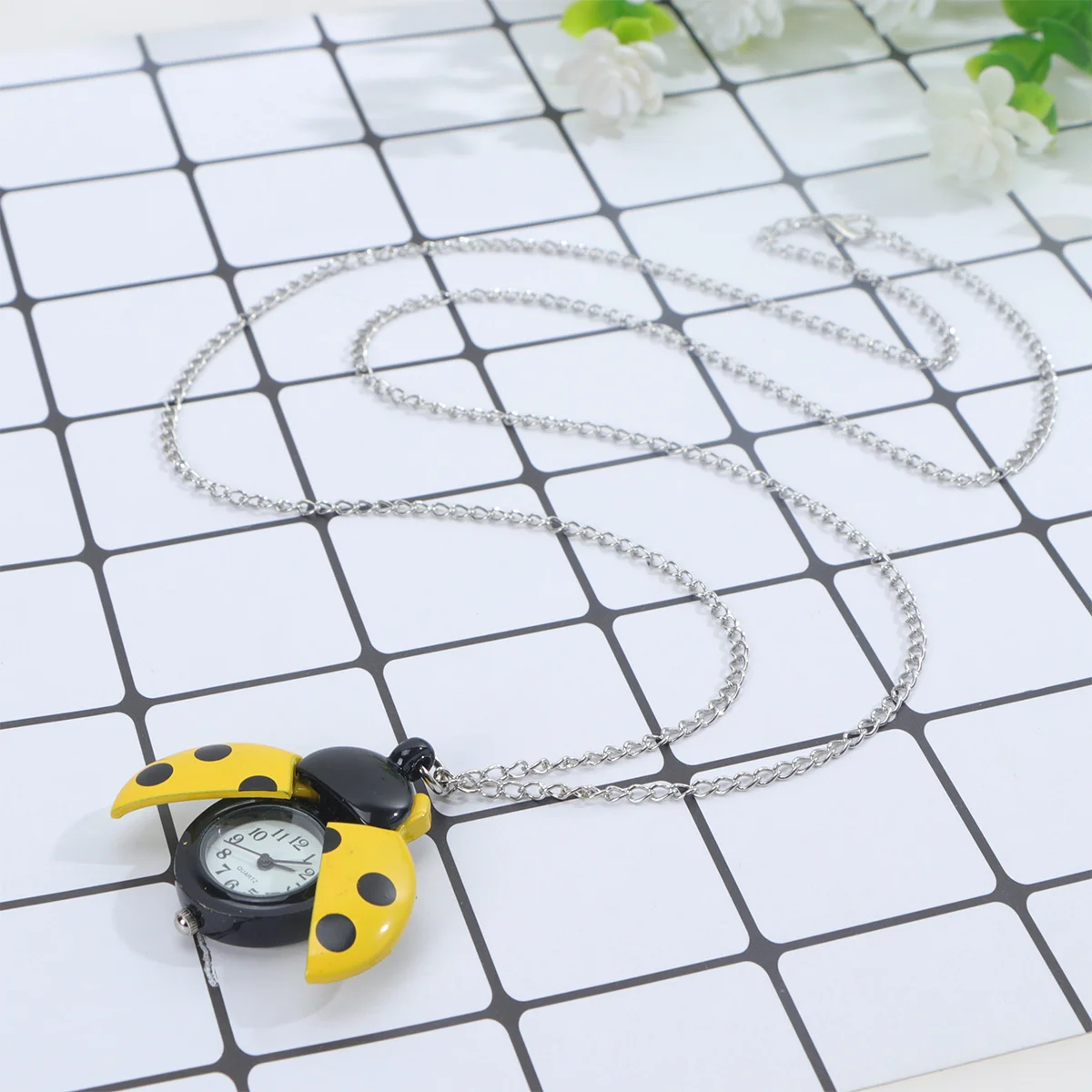 Yellow Ladybug Shape Retro Pocket Watch Vintage Quartz Movement Kids Birthday Gift Pocket Watch
Yellow Ladybug Shape Retro Pocket Watch Vintage Quartz Movement Kids Birthday Gift Pocket Watch