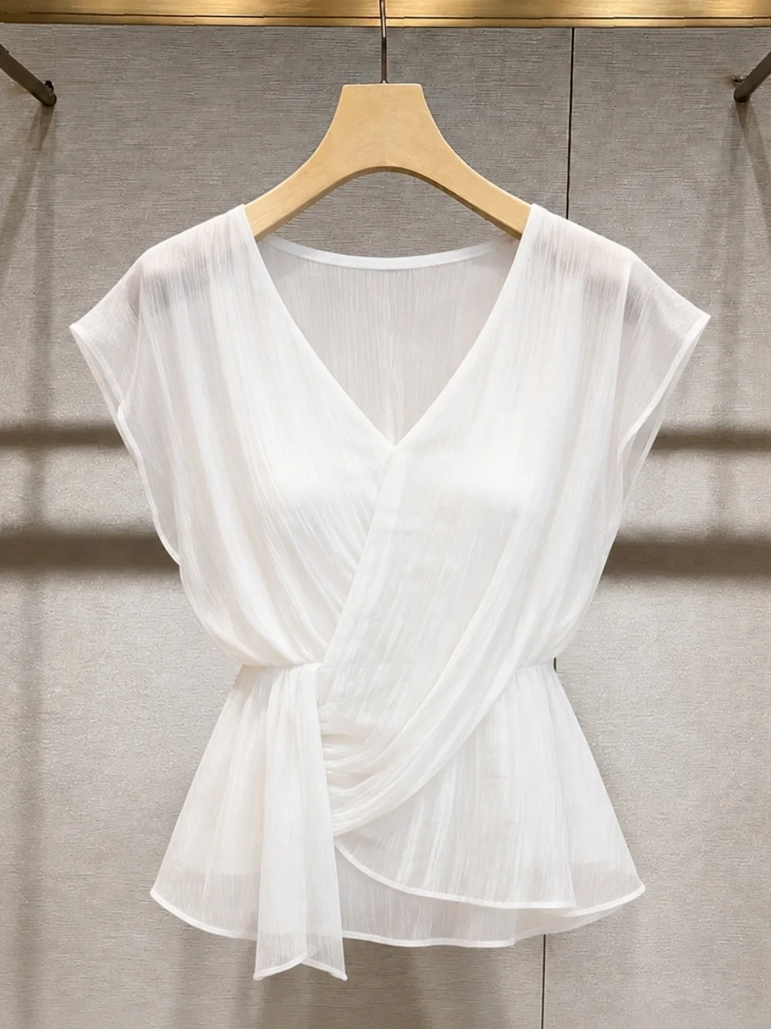 Elegant V-Neck Belted Slim Fit Chiffon Shirt Fashionable Tied Waist Top for Summer 2026 Stylish Versatile Work Commute Wear
Elegant V-Neck Belted Slim Fit Chiffon Shirt Fashionable Tied Waist Top for Summer 2026 Stylish Versatile Work Commute Wear
