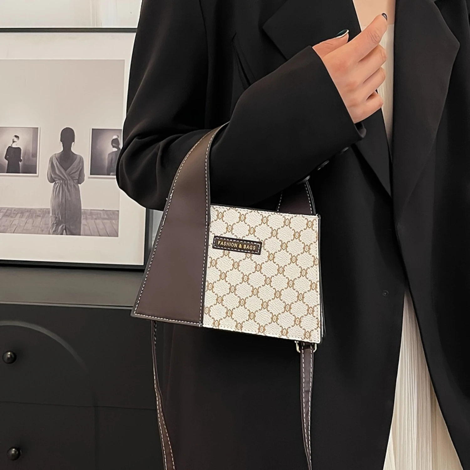 Designer Mini Crossbody Bag, Vintage-Inspired PU Shoulder Handbag for Women, Chic Commuter Tote with Metallic Clasp
Designer Mini Crossbody Bag, Vintage-Inspired PU Shoulder Handbag for Women, Chic Commuter Tote with Metallic Clasp