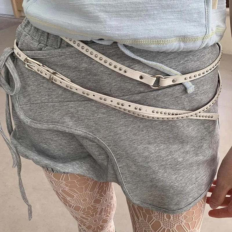 Y2K панк заклепки двойной тонкий ремень из искусственной кожи черный, белый цвет поясной ремень для женщин мужчин джинсовая юбка украшение
Y2K панк заклепки двойной тонкий ремень из искусственной кожи черный, белый цвет поясной ремень для женщин мужчин джинсовая юбка украшение