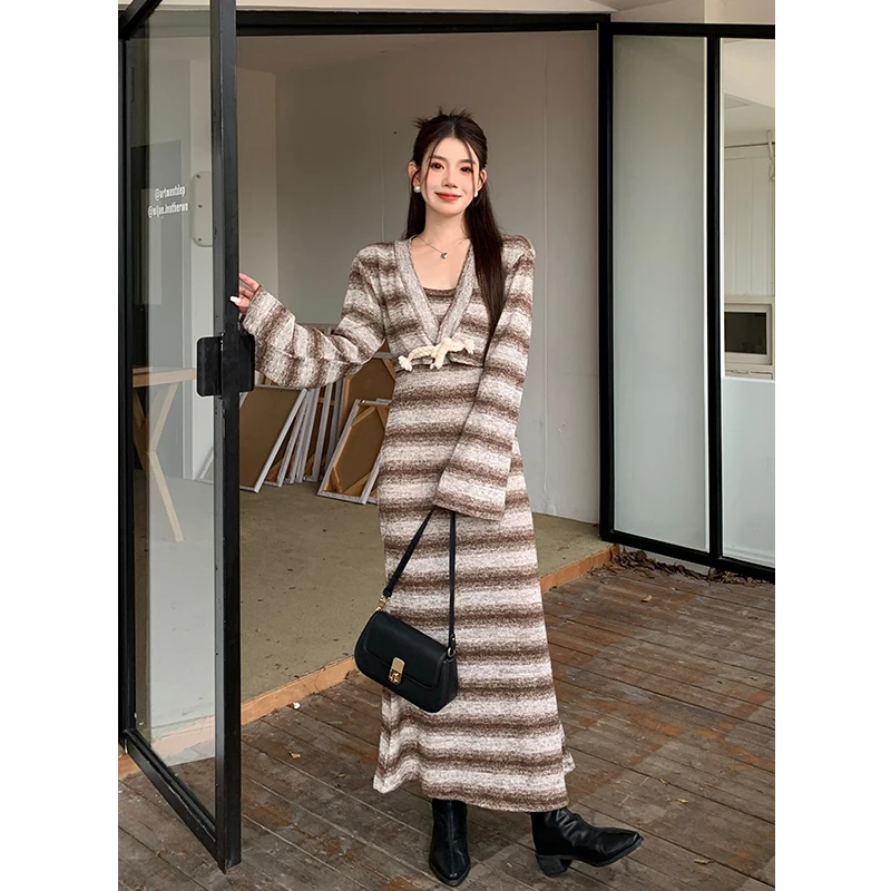Real time 2023 Autumn New French Elegant Stripe Knitted Cardigan+Drop Dress Two Piece Women's Dress Set
Real time 2023 Autumn New French Elegant Stripe Knitted Cardigan+Drop Dress Two Piece Women's Dress Set