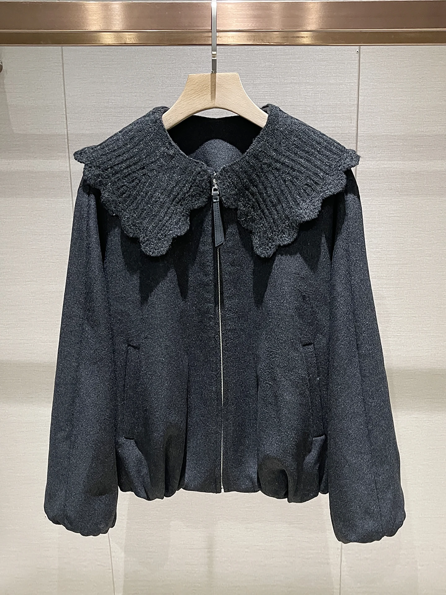 Новинка зимы, шерстяная куртка для женщин с длинным кукольным воротником-молнией, ультра роскошная модная дышащая куртка прямого кроя
Новинка зимы, шерстяная куртка для женщин с длинным кукольным воротником-молнией, ультра роскошная модная дышащая куртка прямого кроя