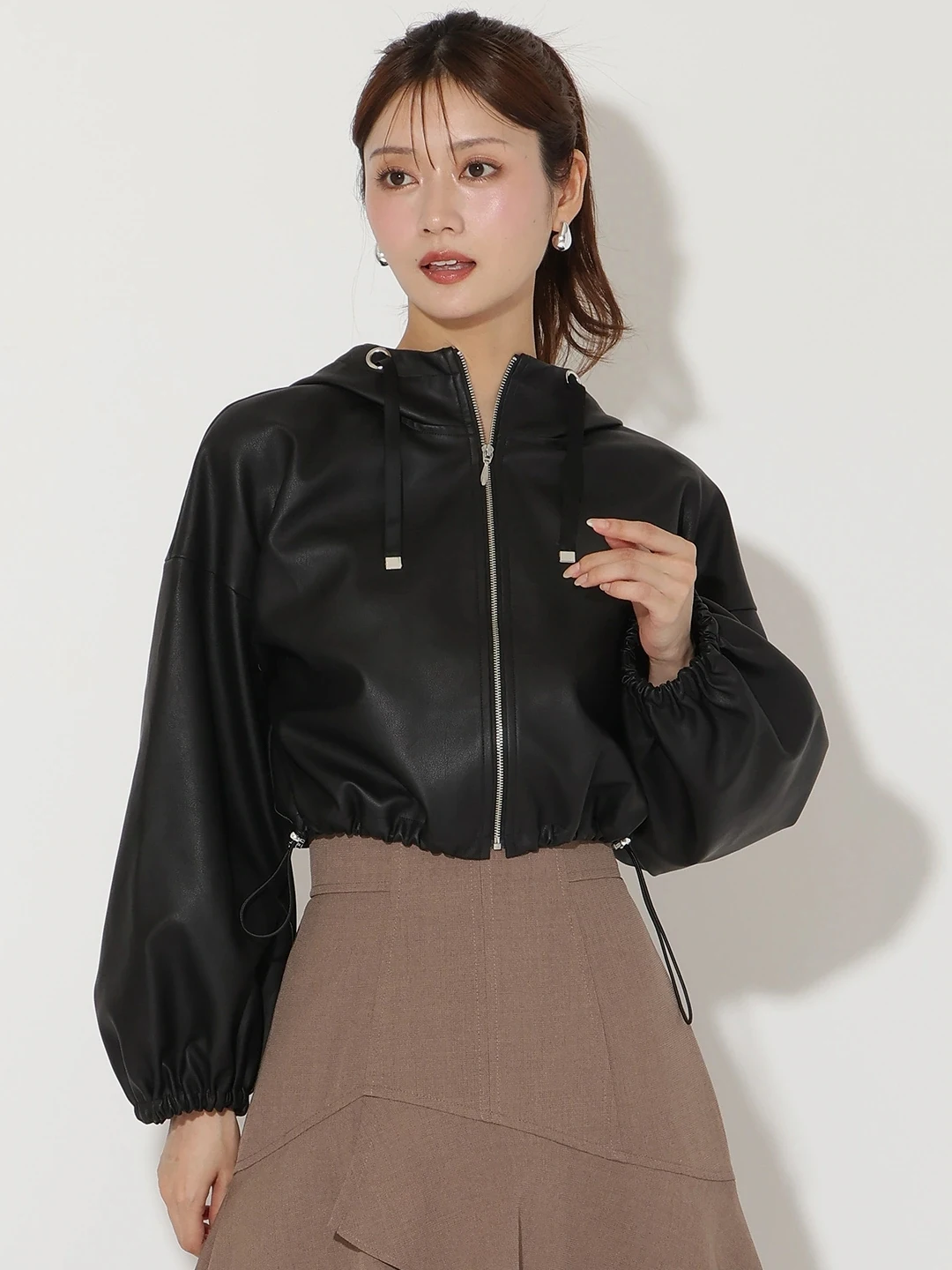 Ретро-куртка из искусственной кожи с капюшоном на молнии, свободного кроя, с поясом на талии, для женщин, с длинными рукавами, весенняя мода
Ретро-куртка из искусственной кожи с капюшоном на молнии, свободного кроя, с поясом на талии, для женщин, с длинными рукавами, весенняя мода