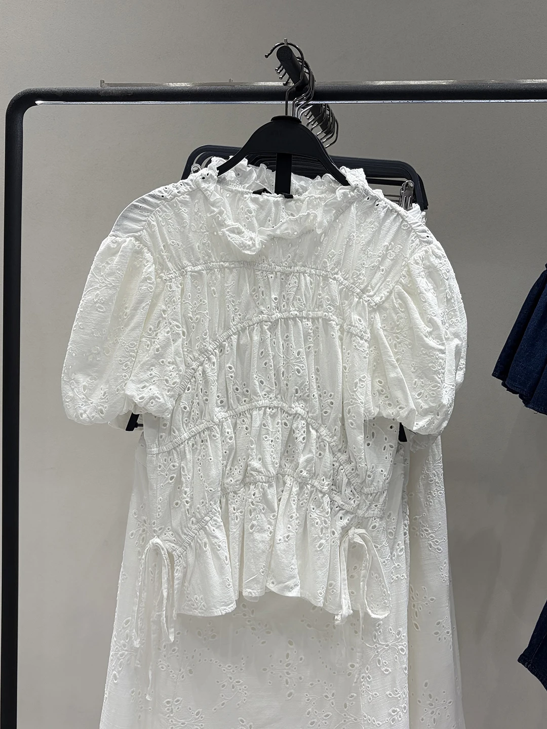 New Summer 2026 Women's Shirt Short Top Hollow out Embroidery Bubble Sleeve round Neck Gown Waist Shaping Fashion Style
New Summer 2026 Women's Shirt Short Top Hollow out Embroidery Bubble Sleeve round Neck Gown Waist Shaping Fashion Style