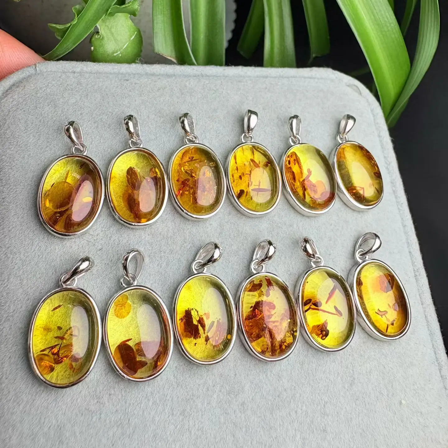 1 Pc Fengbaowu Natural Flower Amber Oval Cabochon Pendant 925 Sterling Silver Reiki Healing Stone Jewelry Gift For Men Women
1 Pc Fengbaowu Natural Flower Amber Oval Cabochon Pendant 925 Sterling Silver Reiki Healing Stone Jewelry Gift For Men Women