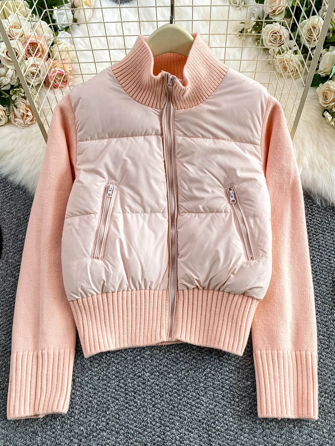 Зимняя утепленная вязаная куртка на молнии для женщин, с высоким воротником, мягкая, приталенная, с длинными рукавами, теплая, повседневная верхняя одежда
Зимняя утепленная вязаная куртка на молнии для женщин, с высоким воротником, мягкая, приталенная, с длинными рукавами, теплая, повседневная верхняя одежда