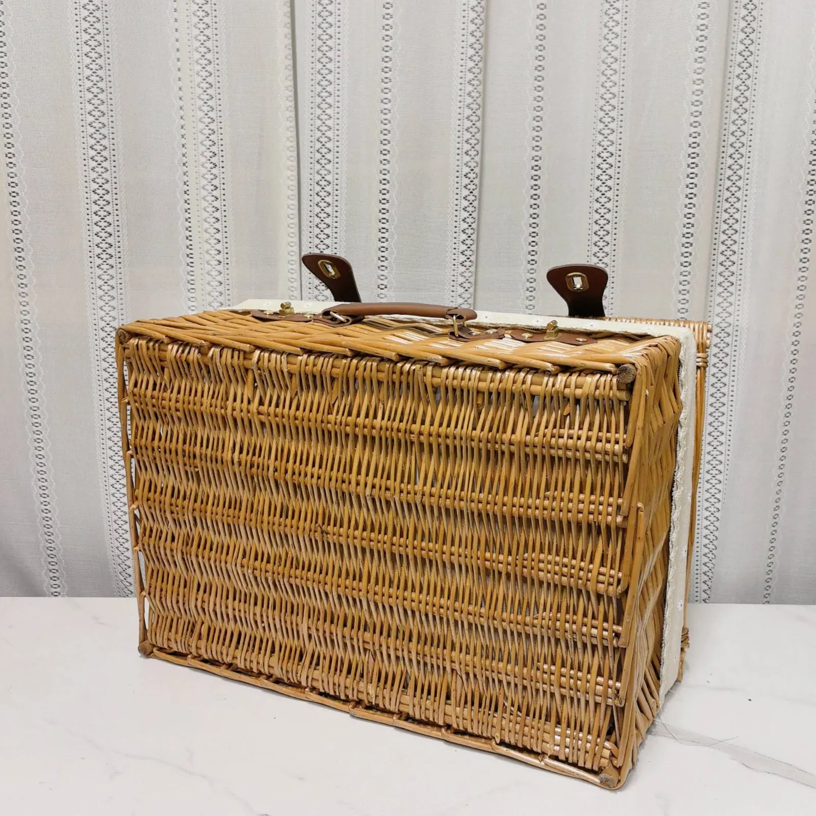 Vintage Picnic Basket Portable Lidded Carry Basket Wicker Storage Box Decorative Built-in Handles
Vintage Picnic Basket Portable Lidded Carry Basket Wicker Storage Box Decorative Built-in Handles