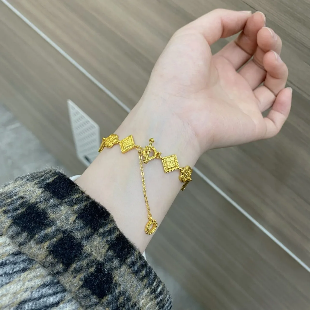 Genuine Gold Plating Strong Color Retention Ancient Method Sand New China Chic Style Versatile Chinese Star Girls Gift
Genuine Gold Plating Strong Color Retention Ancient Method Sand New China Chic Style Versatile Chinese Star Girls Gift