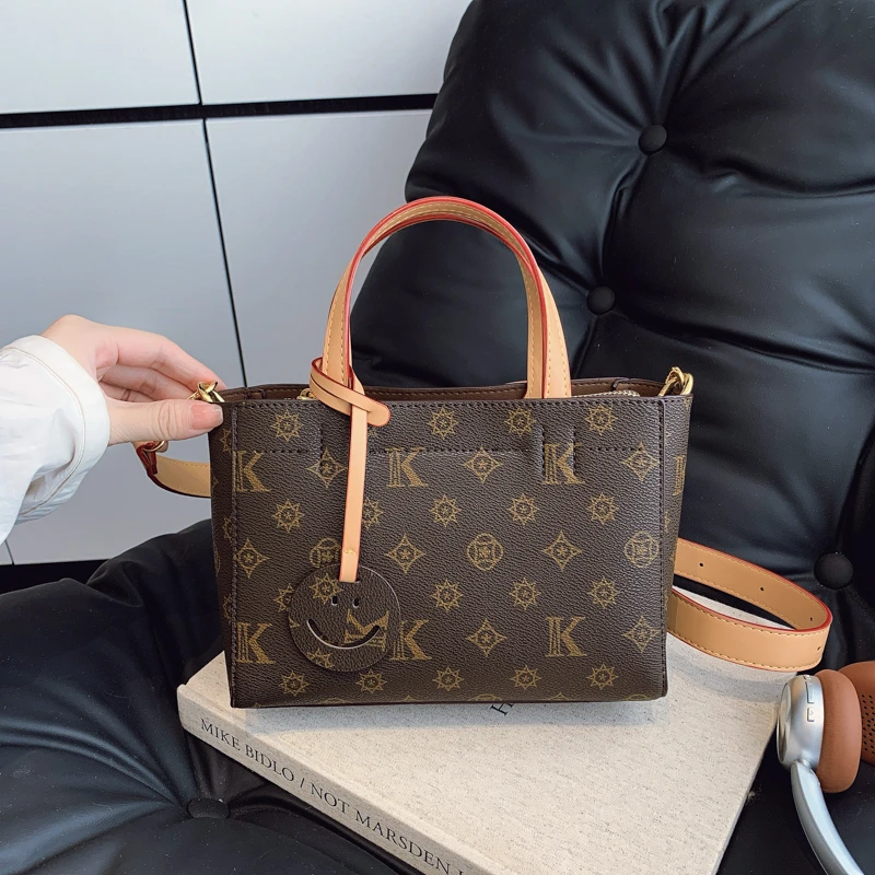 Новинка 2023 года, женская сумка через плечо, модная универсальная сумка-тоут, многосторонний регулируемый ремешок для повседневного повседневного использования
Новинка 2023 года, женская сумка через плечо, модная универсальная сумка-тоут, многосторонний регулируемый ремешок для повседневного повседневного использования