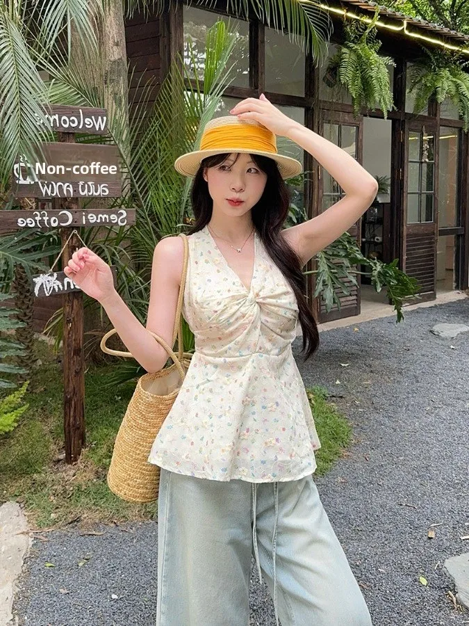 plus Size Women's Sweet Floral Knot V-Neck Sleeveless Vest Summer Waist-Cinching Holiday Style Top Korean Style Slim Fit
plus Size Women's Sweet Floral Knot V-Neck Sleeveless Vest Summer Waist-Cinching Holiday Style Top Korean Style Slim Fit