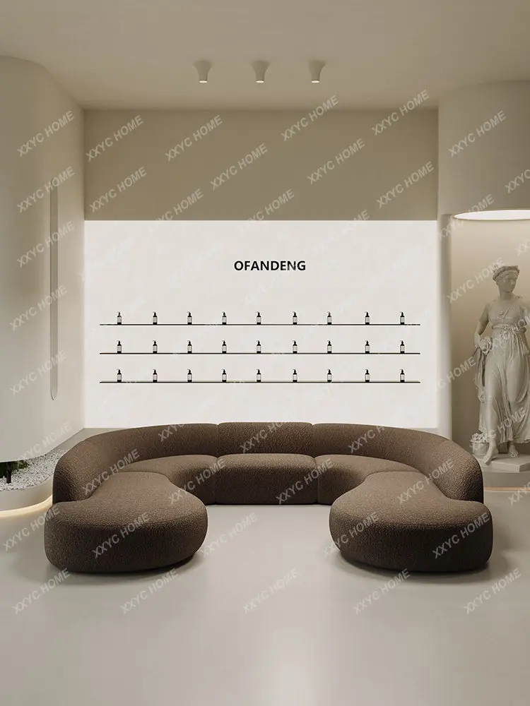 Изогнутый угловой диван нестандартной формы: простой и современный, для салонов красоты, клубов, лобби отелей, зон отдыха и приемных.
Изогнутый угловой диван нестандартной формы: простой и современный, для салонов красоты, клубов, лобби отелей, зон отдыха и приемных.