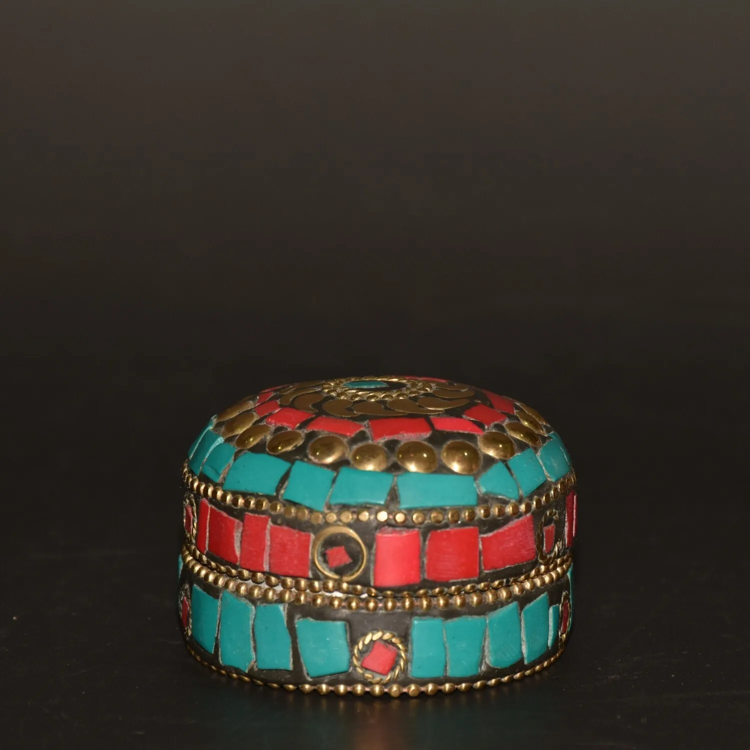 Collect Nepalese Inlaid Red Pine and Green Pine Gemstone Powder Box Ornaments
Collect Nepalese Inlaid Red Pine and Green Pine Gemstone Powder Box Ornaments