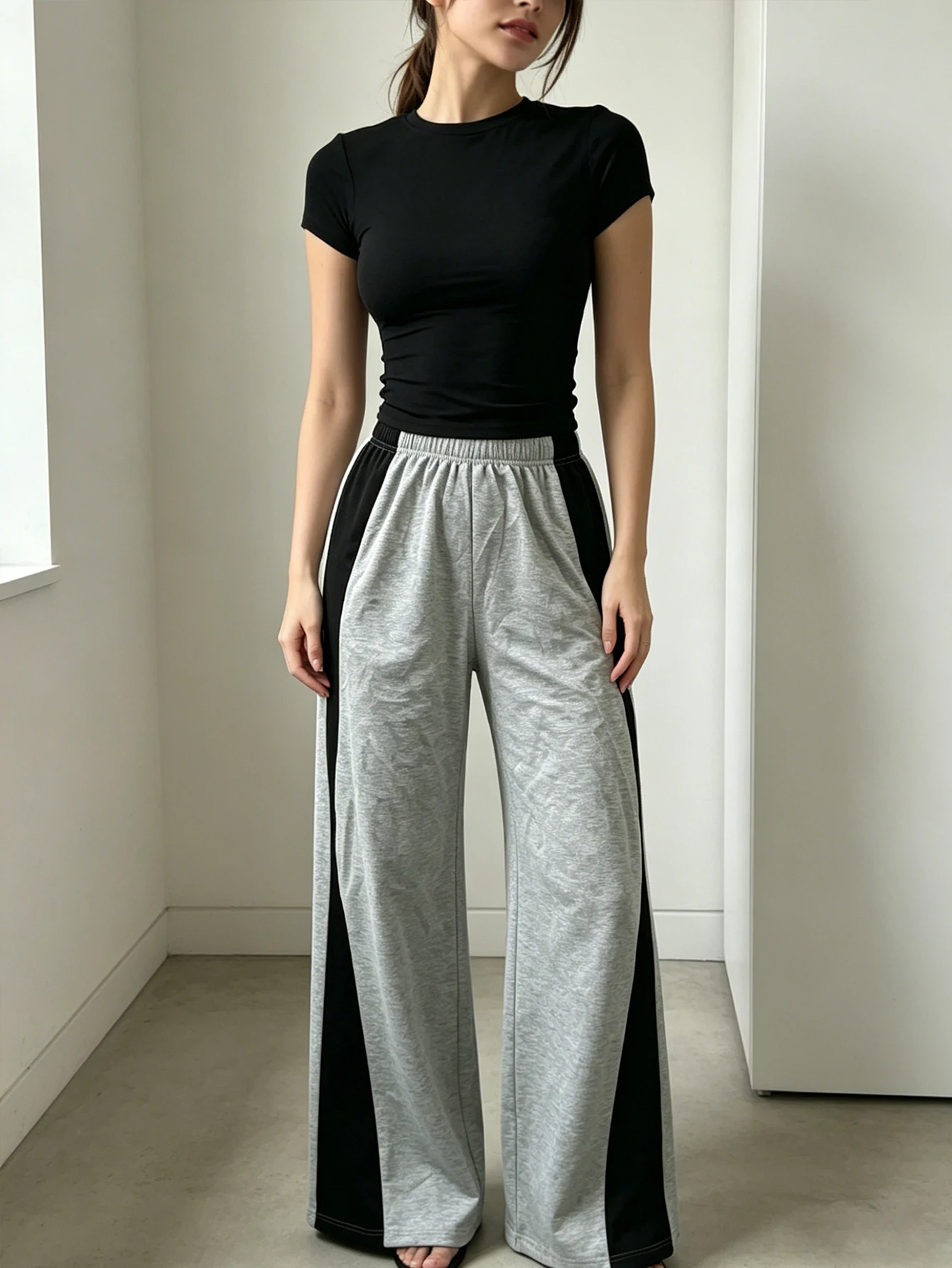 Women's American-style casual fitted round-neck short-sleeved top paired with striped wide-leg sweatpants
Women's American-style casual fitted round-neck short-sleeved top paired with striped wide-leg sweatpants