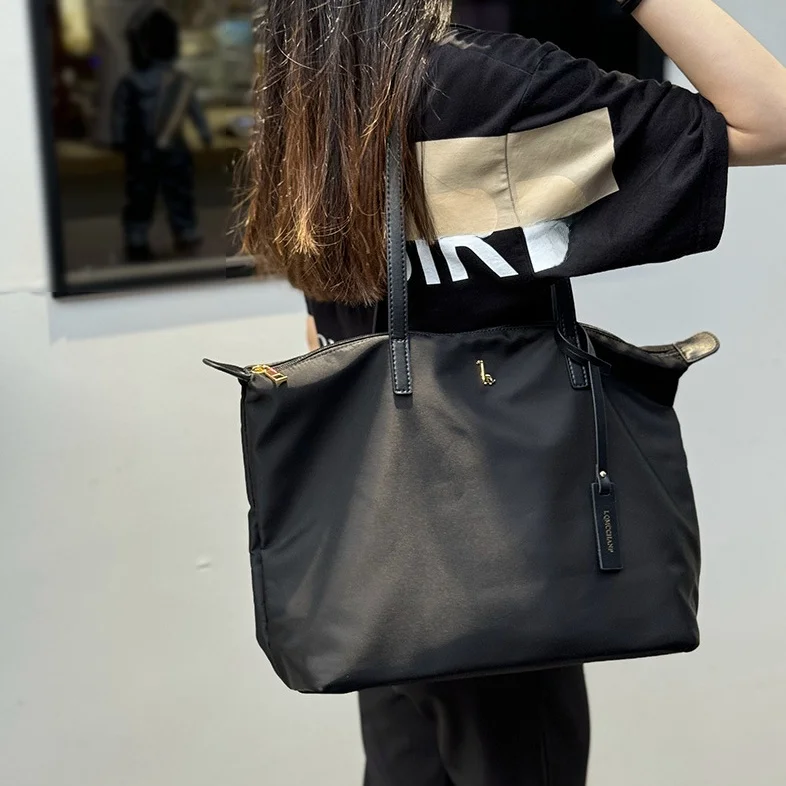 Casual Large Capaci Ox Waterproof Nylon Tote Bag Ladies Single oulder Commuter Bag Soft Handle Youth Faion Trend
Casual Large Capaci Ox Waterproof Nylon Tote Bag Ladies Single oulder Commuter Bag Soft Handle Youth Faion Trend