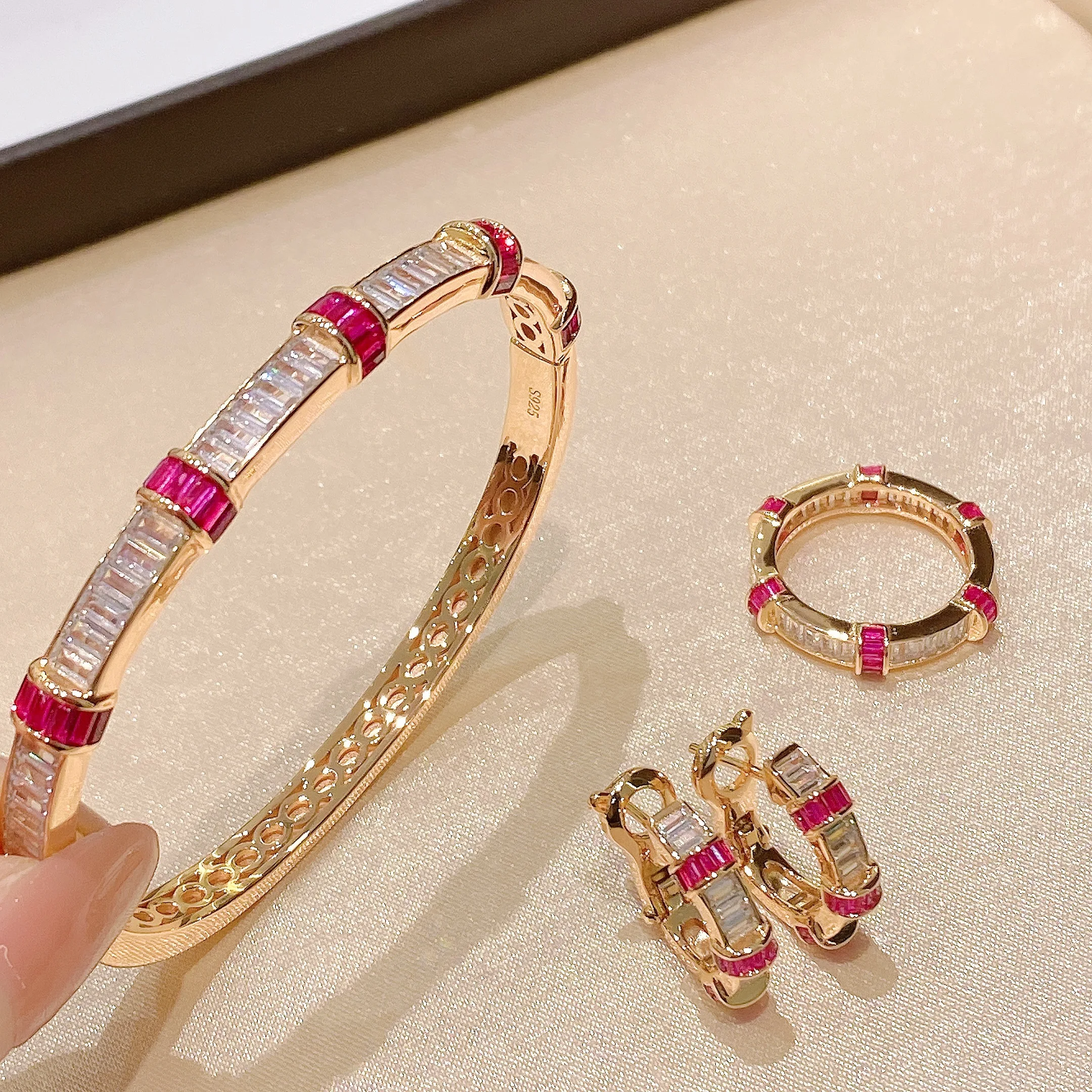 KQDANCE Роскошный новый серебро 925, розовый сапфир, драгоценный камень, высокоуглеродистый браслет с бриллиантами, кольцо, серьги-кольца, комплект ювелирных изделий
KQDANCE Роскошный новый серебро 925, розовый сапфир, драгоценный камень, высокоуглеродистый браслет с бриллиантами, кольцо, серьги-кольца, комплект ювелирных изделий