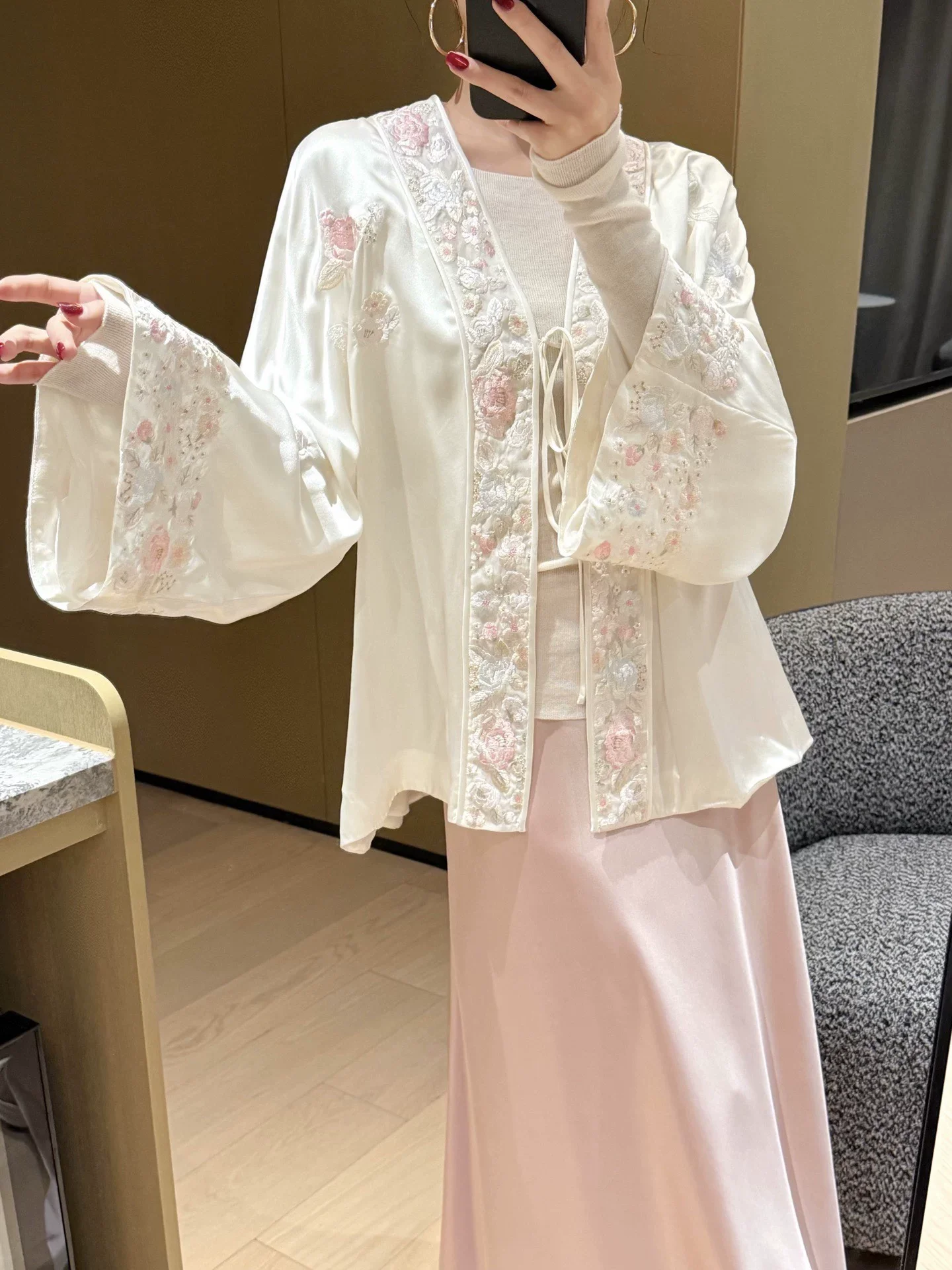 Chinese Women's Cheongsam Top Fashion Beige Silk Satin Shirt Elegant Ladies Embroidered Cardigan
Chinese Women's Cheongsam Top Fashion Beige Silk Satin Shirt Elegant Ladies Embroidered Cardigan
