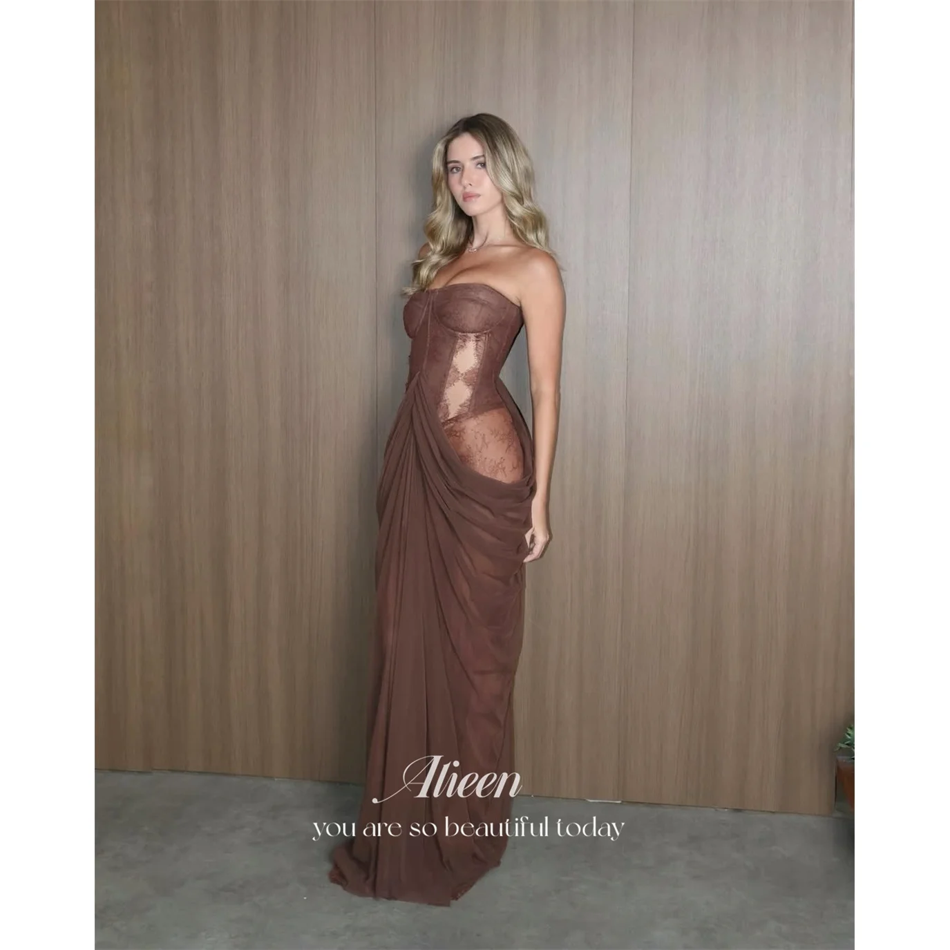 Aileen Chiffon Strapless Brown Mermaid Evening Dress 2026 Prom Dress Graceful Glamourous Lace Customized Robes de Soirée
Aileen Chiffon Strapless Brown Mermaid Evening Dress 2026 Prom Dress Graceful Glamourous Lace Customized Robes de Soirée