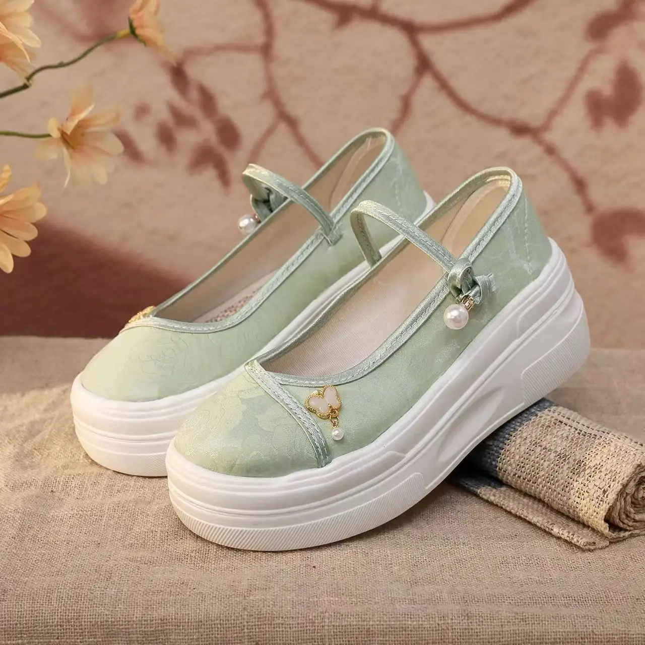 Woman Chinese Style Wedges Cloth Shoes Spring Summer New Thick sole Lightweight Non Slip Height Increasing Nude Shoe Hanfu Shoes
Woman Chinese Style Wedges Cloth Shoes Spring Summer New Thick sole Lightweight Non Slip Height Increasing Nude Shoe Hanfu Shoes
