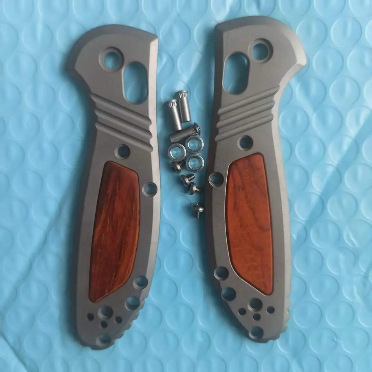 1 пара весов с ручкой для ножей из титана + натурального дерева для складных ножей Benchmade Mini Griptilian 556/555
1 пара весов с ручкой для ножей из титана + натурального дерева для складных ножей Benchmade Mini Griptilian 556/555