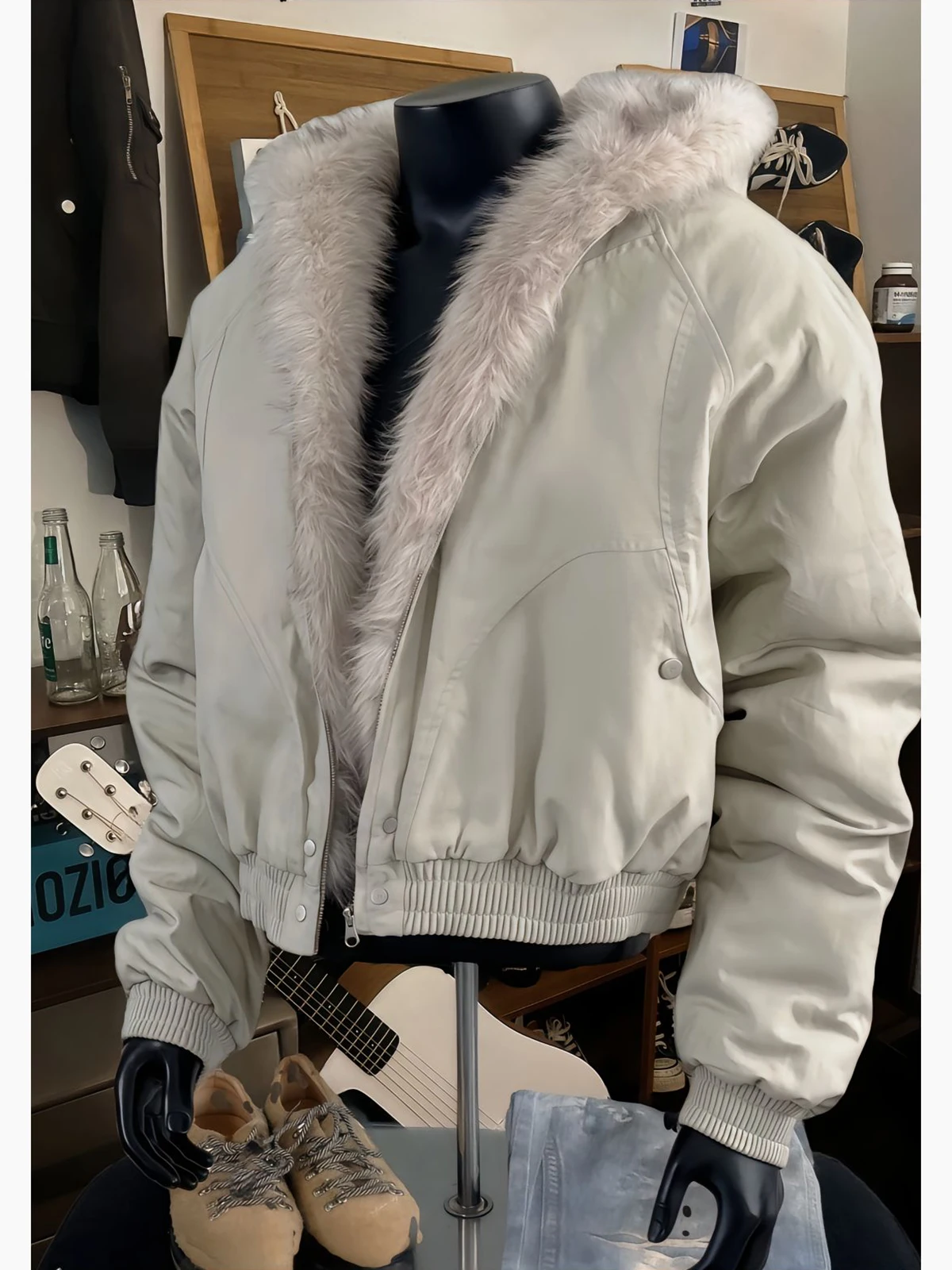 Зимняя утепленная куртка с капюшоном на флисовой подкладке, в американском стиле, из хлопка, с меховым воротником, молодежная, повседневная, модная, из полиэстера.
Зимняя утепленная куртка с капюшоном на флисовой подкладке, в американском стиле, из хлопка, с меховым воротником, молодежная, повседневная, модная, из полиэстера.