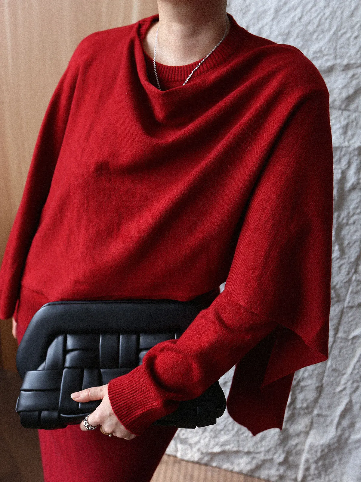 Новинка от Ast Editor Store: Красный вязаный свитер с эффектом двухслойности, создающий уютную атмосферу, для осени и зимы.
Новинка от Ast Editor Store: Красный вязаный свитер с эффектом двухслойности, создающий уютную атмосферу, для осени и зимы.