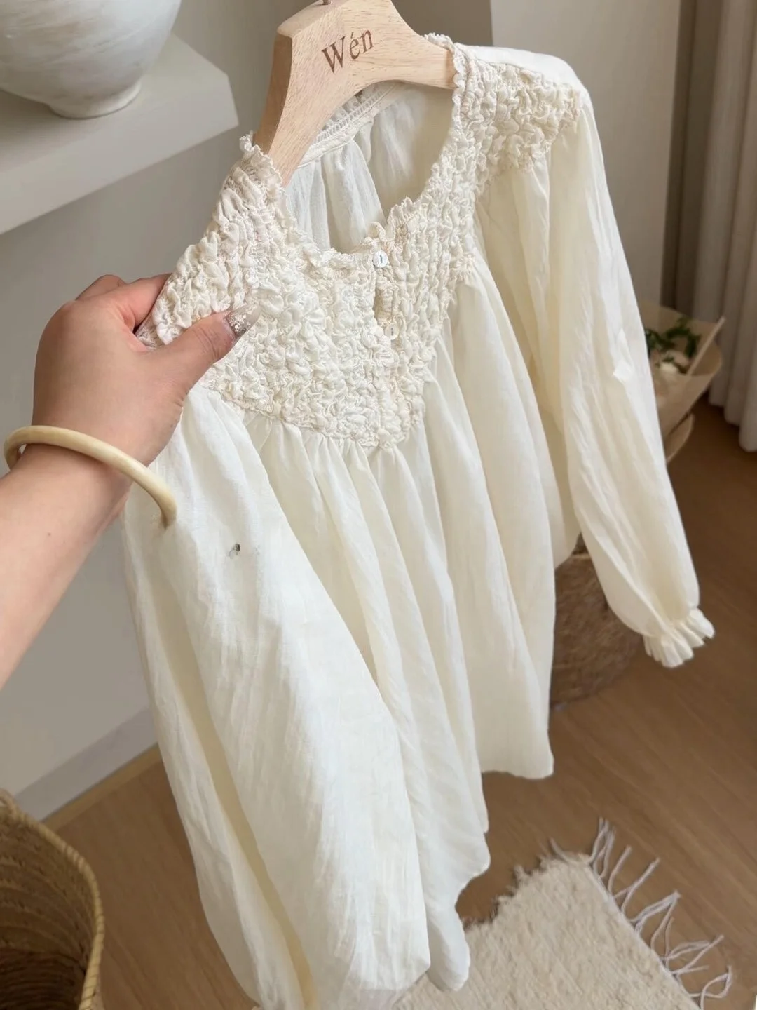 Elegant Summer Cotton Shirt Women's Loose Style Beautifully Pleated Fashionable French Country Chic White Color Breathable
Elegant Summer Cotton Shirt Women's Loose Style Beautifully Pleated Fashionable French Country Chic White Color Breathable