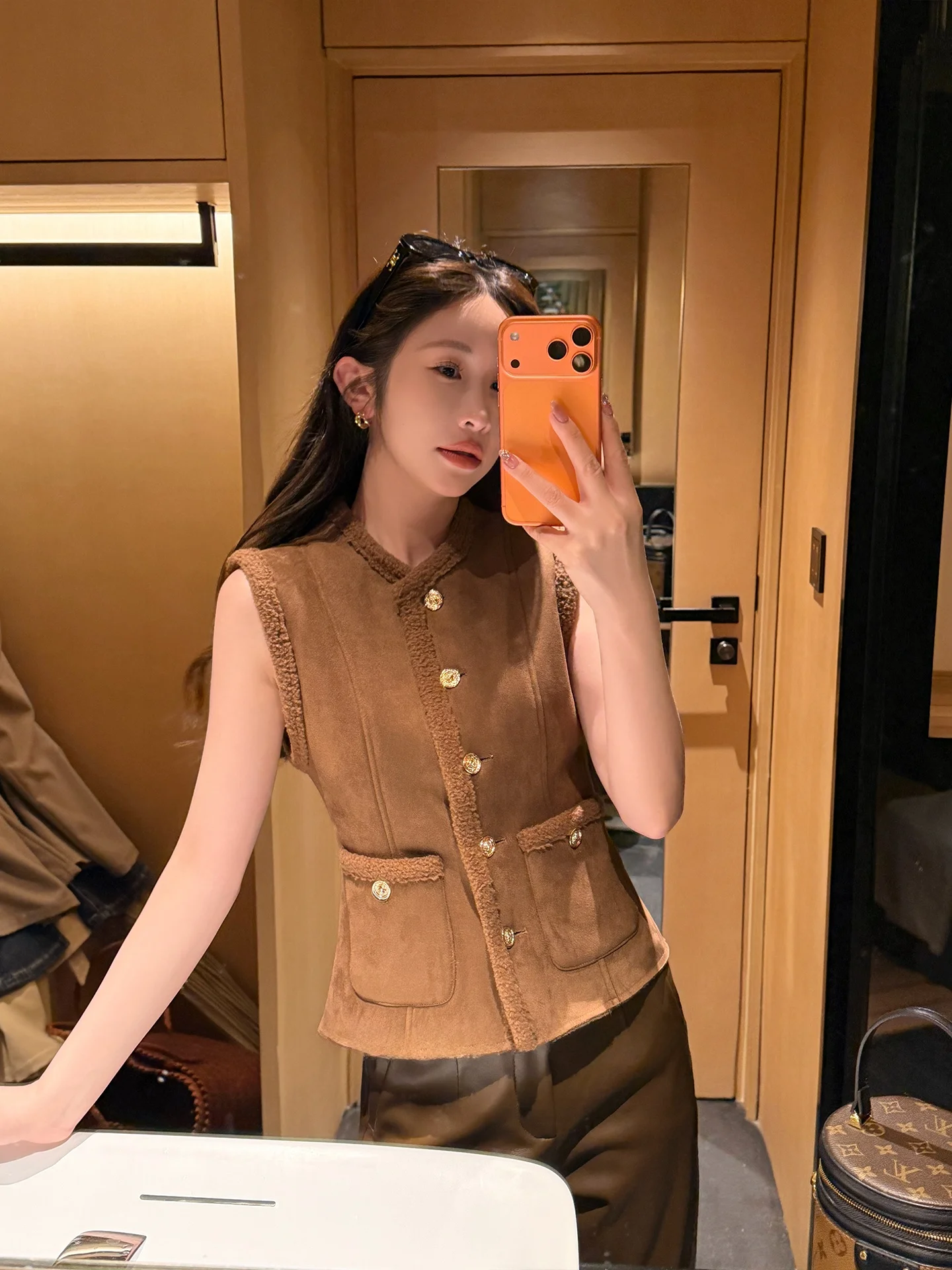 Ретро-жилет из коричневой замши для женщин, верхняя одежда, новинка весны, из полиэстера, с круглым вырезом, на одной пуговице
Ретро-жилет из коричневой замши для женщин, верхняя одежда, новинка весны, из полиэстера, с круглым вырезом, на одной пуговице