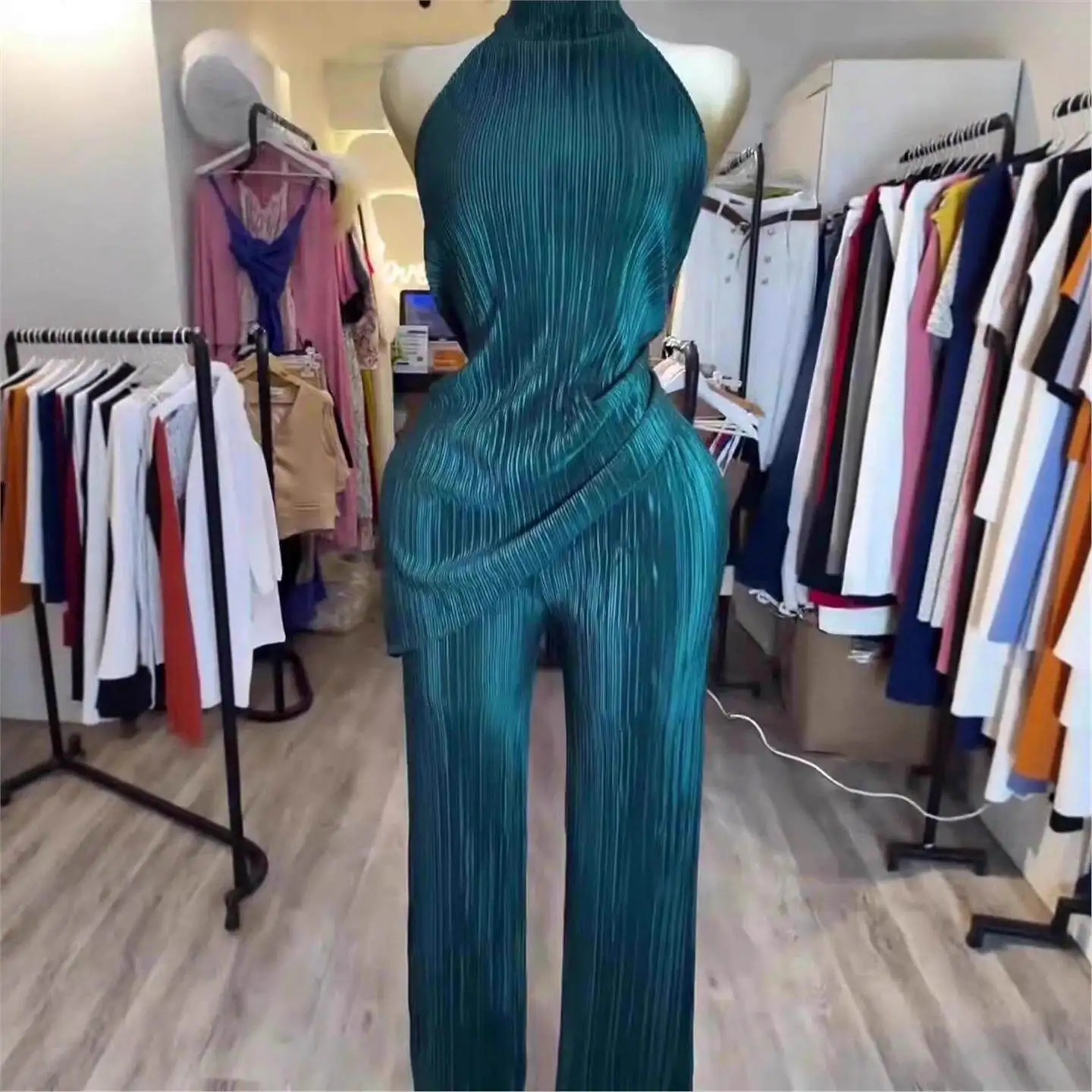 Casual Loose Sleeveless Pleated Backless Shirt And Straight Leg Pants Set Fashionable New 2025 Women's Clothing
Casual Loose Sleeveless Pleated Backless Shirt And Straight Leg Pants Set Fashionable New 2025 Women's Clothing