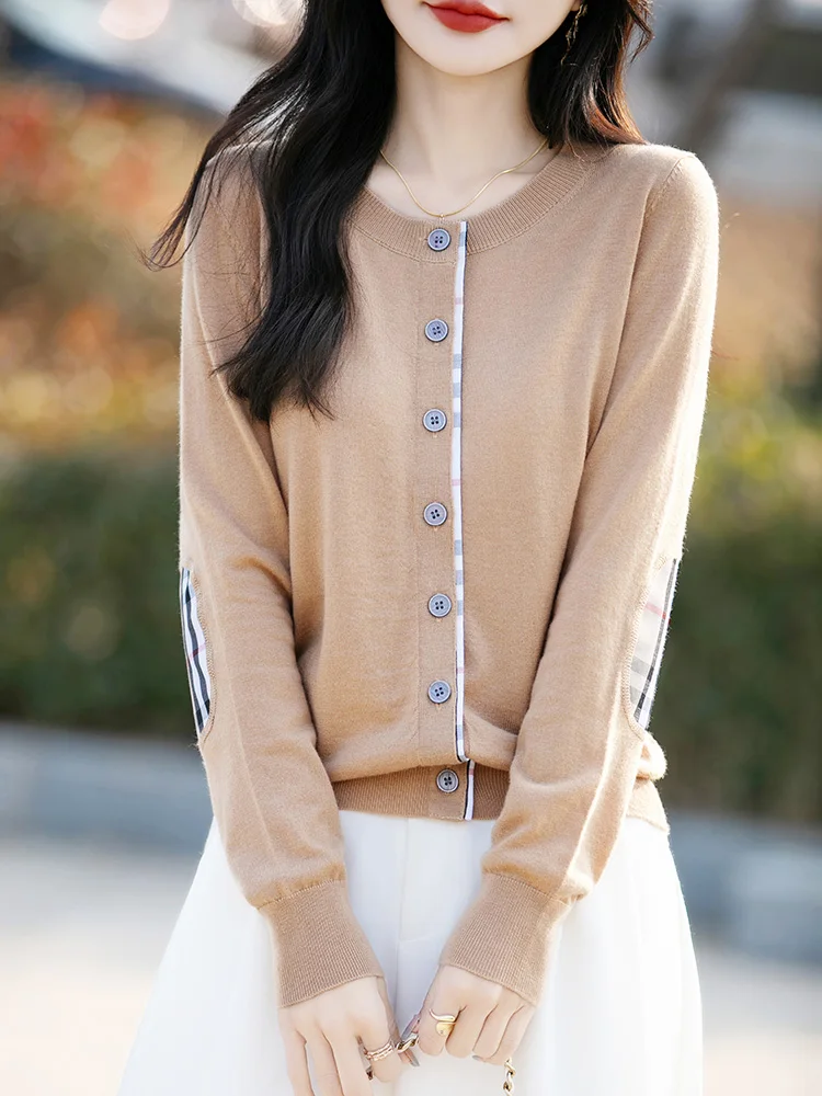 Fine Imitation Wool Women's Knitted Sweater Autumn New Item Contrasting Color Single Breasted Long Sleeved Round Neck Cardigan
Fine Imitation Wool Women's Knitted Sweater Autumn New Item Contrasting Color Single Breasted Long Sleeved Round Neck Cardigan
