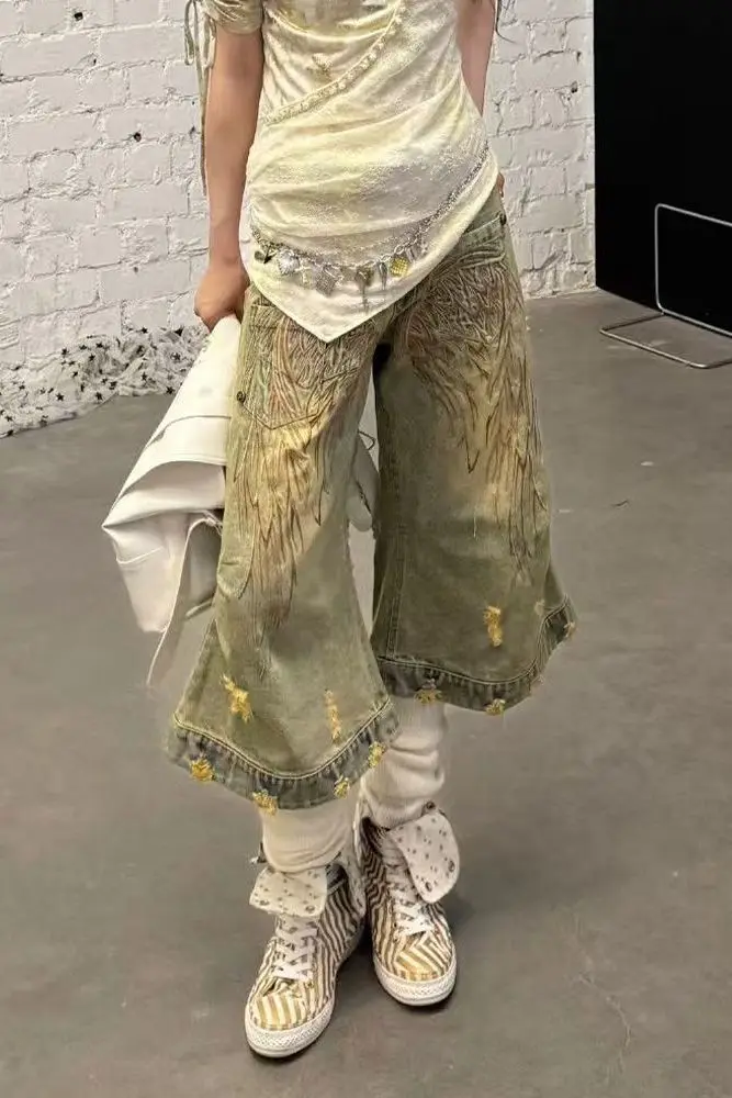 American Vintage Wing Graffiti Painted Denim Capris for Women Punk Y2K Hot Girl Distressed Washed Retro Design Cropped Pants
American Vintage Wing Graffiti Painted Denim Capris for Women Punk Y2K Hot Girl Distressed Washed Retro Design Cropped Pants