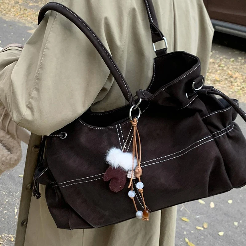 Retro Large Capacity Shoulder Bag Women's Frosted Versatile Tote Bag Drawstring Pleated Handbag With Cute Pendant Commuter Bag
Retro Large Capacity Shoulder Bag Women's Frosted Versatile Tote Bag Drawstring Pleated Handbag With Cute Pendant Commuter Bag