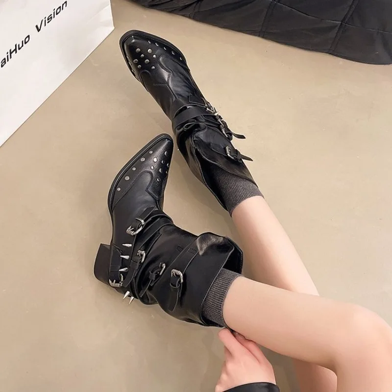 Новинка 2025, женские одинарные ботинки на высоком каблуке, четыре сезона, с острым рукавом, заклепками, металлической пряжкой, противоскользящие, износостойкие ботинки до середины икры
Новинка 2025, женские одинарные ботинки на высоком каблуке, четыре сезона, с острым рукавом, заклепками, металлической пряжкой, противоскользящие, износостойкие ботинки до середины икры