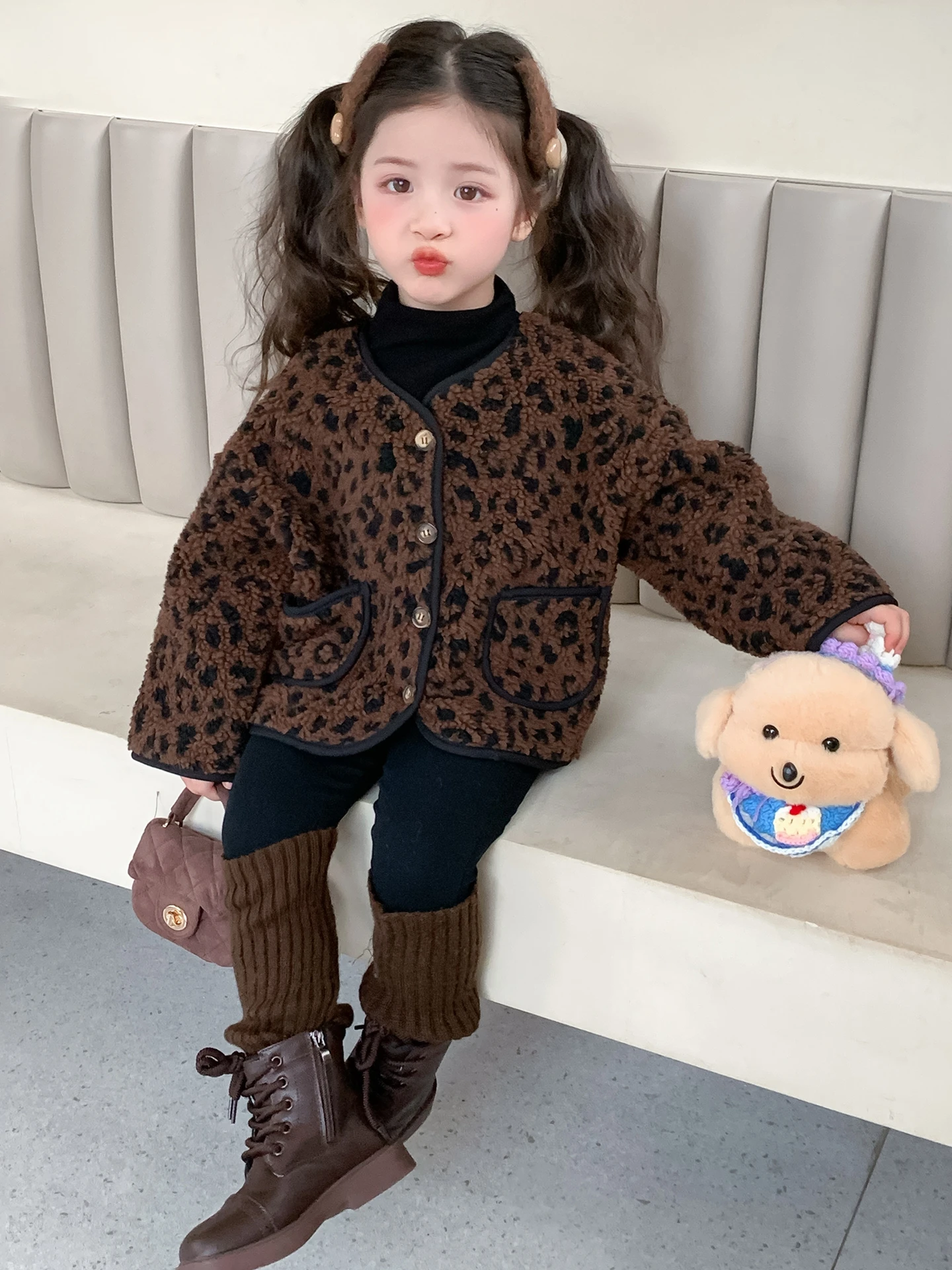 Girls Winter Jaet 2025 New Sle Korean Version Lamb Fur Cotton Coat Thiened Leopard Print Top for Baby Girls Casual Loos...
Girls Winter Jaet 2025 New Sle Korean Version Lamb Fur Cotton Coat Thiened Leopard Print Top for Baby Girls Casual Loos...