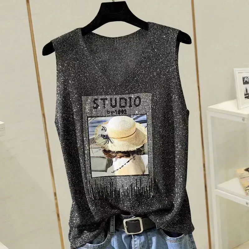 Большой свободный жилет со стразами из ледяного шелка и серебряной проволоки для женщин, который выглядит стройным, когда носить на улице, подходит для лета в качестве A
Большой свободный жилет со стразами из ледяного шелка и серебряной проволоки для женщин, который выглядит стройным, когда носить на улице, подходит для лета в качестве A