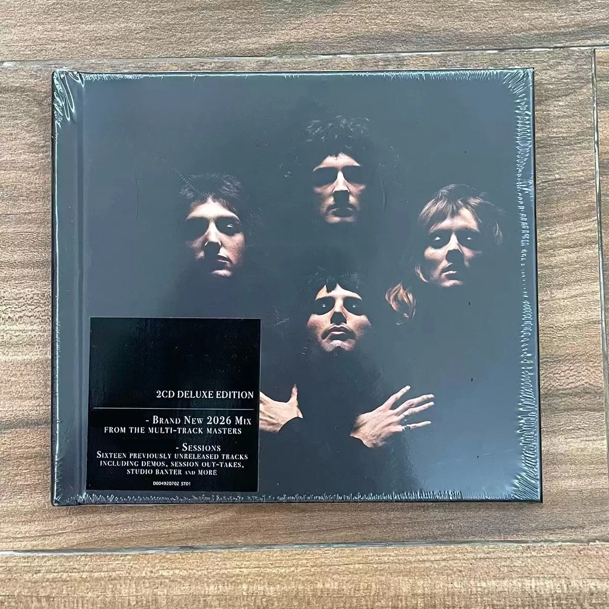 1970s Glam Rock 2CD Deluxe Edition Audio Disc Dark Background Five-Member Band Silhouette Cover Classic Hard Rock Collectible
1970s Glam Rock 2CD Deluxe Edition Audio Disc Dark Background Five-Member Band Silhouette Cover Classic Hard Rock Collectible