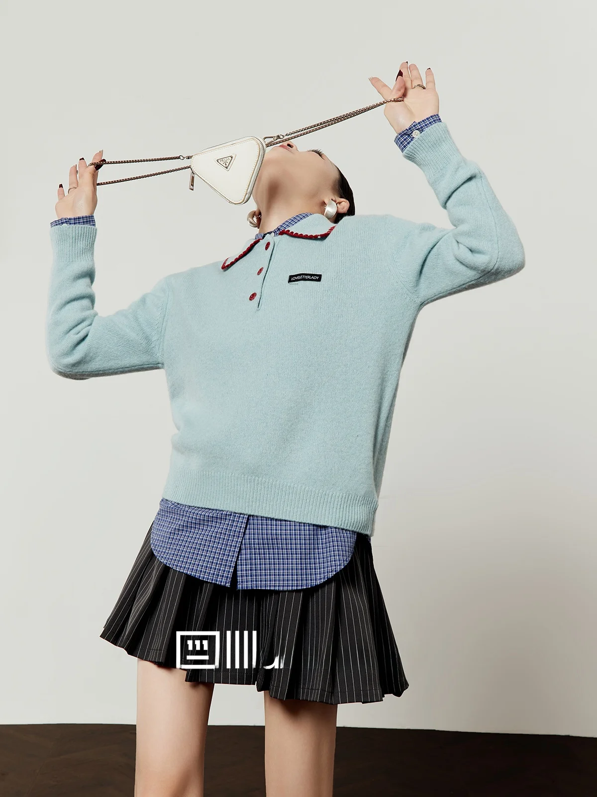 Свободный комфортный синий вязаный свитер женский, новинка весны, повседневный, в стиле кэжуал, с отложным воротником, вязаный топ для поездок на работу
Свободный комфортный синий вязаный свитер женский, новинка весны, повседневный, в стиле кэжуал, с отложным воротником, вязаный топ для поездок на работу