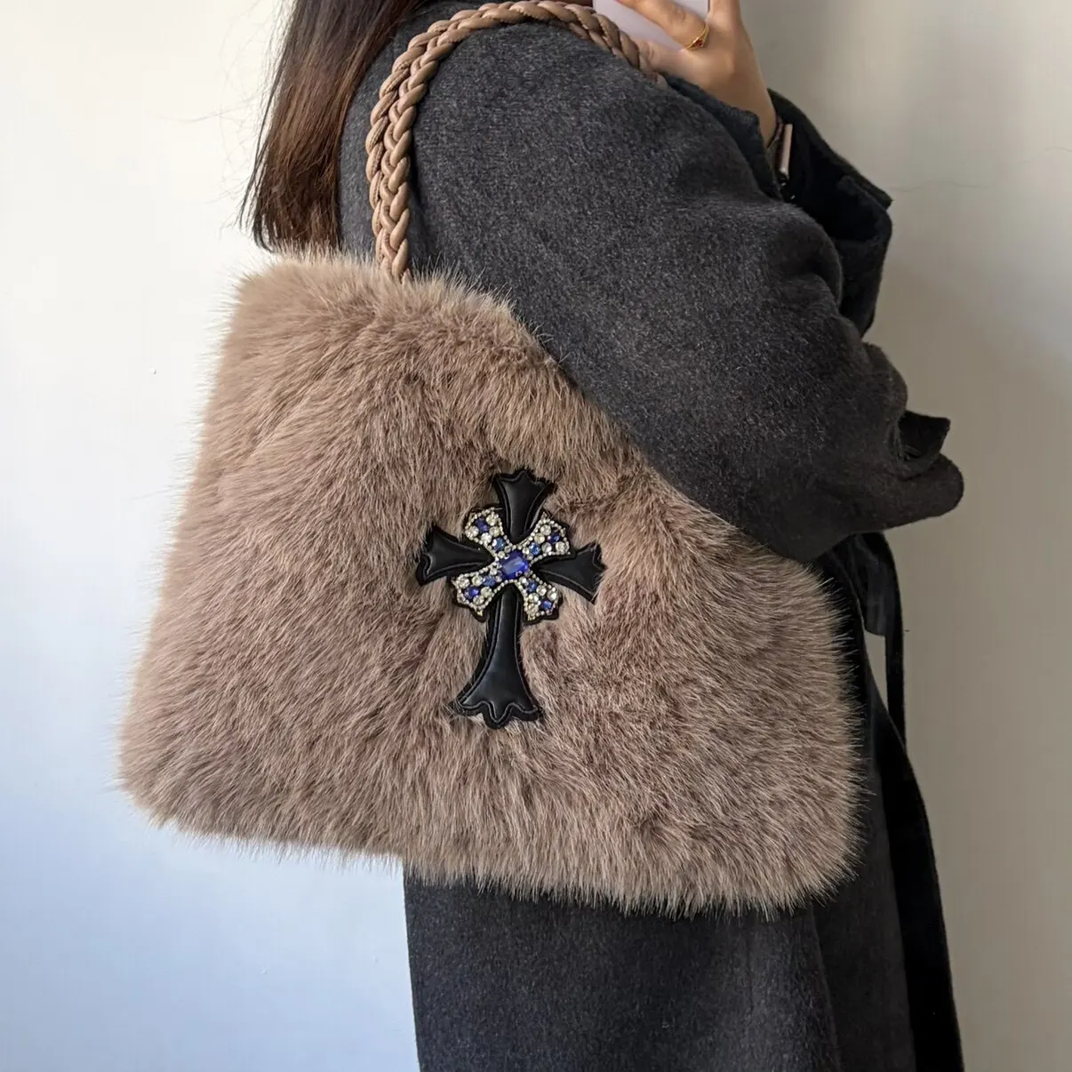 Original Y2K Plush Cross Tote Bag Women's Autumn and Winter Rhinestone Portable Messenger Bag Plush Bags for Women
Original Y2K Plush Cross Tote Bag Women's Autumn and Winter Rhinestone Portable Messenger Bag Plush Bags for Women