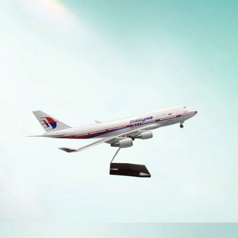 Настольные аксессуары, масштаб 47 см, самолет 747 B747 Malaysia Airlines, модель W, литой под давлением самолет из смолы с подсветкой и колесом для коллекции
Настольные аксессуары, масштаб 47 см, самолет 747 B747 Malaysia Airlines, модель W, литой под давлением самолет из смолы с подсветкой и колесом для коллекции