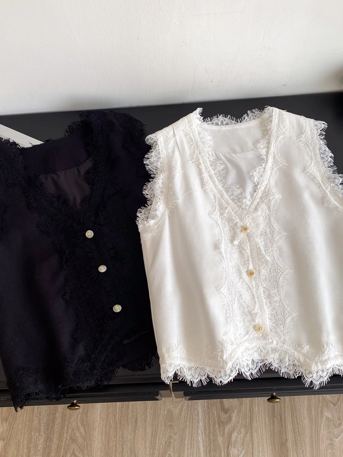 Korean Style Commuter V-neck Lace Patchwork Short Women's Vest Summer Single Button Design Slimming Versatile Sleeveless Top
Korean Style Commuter V-neck Lace Patchwork Short Women's Vest Summer Single Button Design Slimming Versatile Sleeveless Top