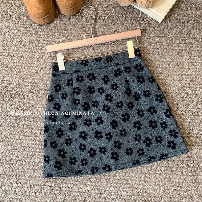 Women Clothing Autumn Winter Fashion Casual Trend Vintage Daisy Printing Solid Color A-line Skirt Woolen Cloth Appear Thin Skirt
Women Clothing Autumn Winter Fashion Casual Trend Vintage Daisy Printing Solid Color A-line Skirt Woolen Cloth Appear Thin Skirt