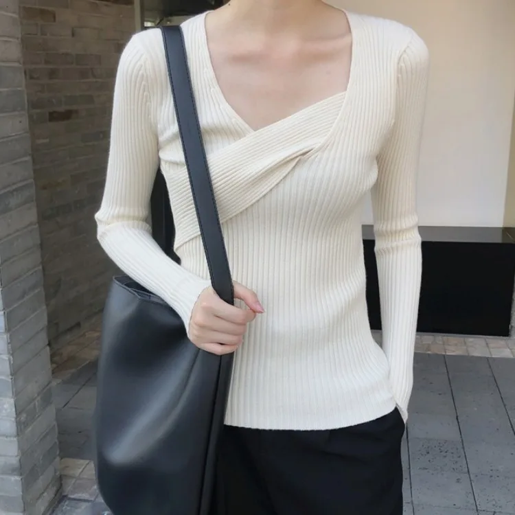 Women's Knitted Slim Fit Long Sve V-Ne Sweater Base Layer irt Faionable Autumn Winter Top Body a Inner Wear
Women's Knitted Slim Fit Long Sve V-Ne Sweater Base Layer irt Faionable Autumn Winter Top Body a Inner Wear