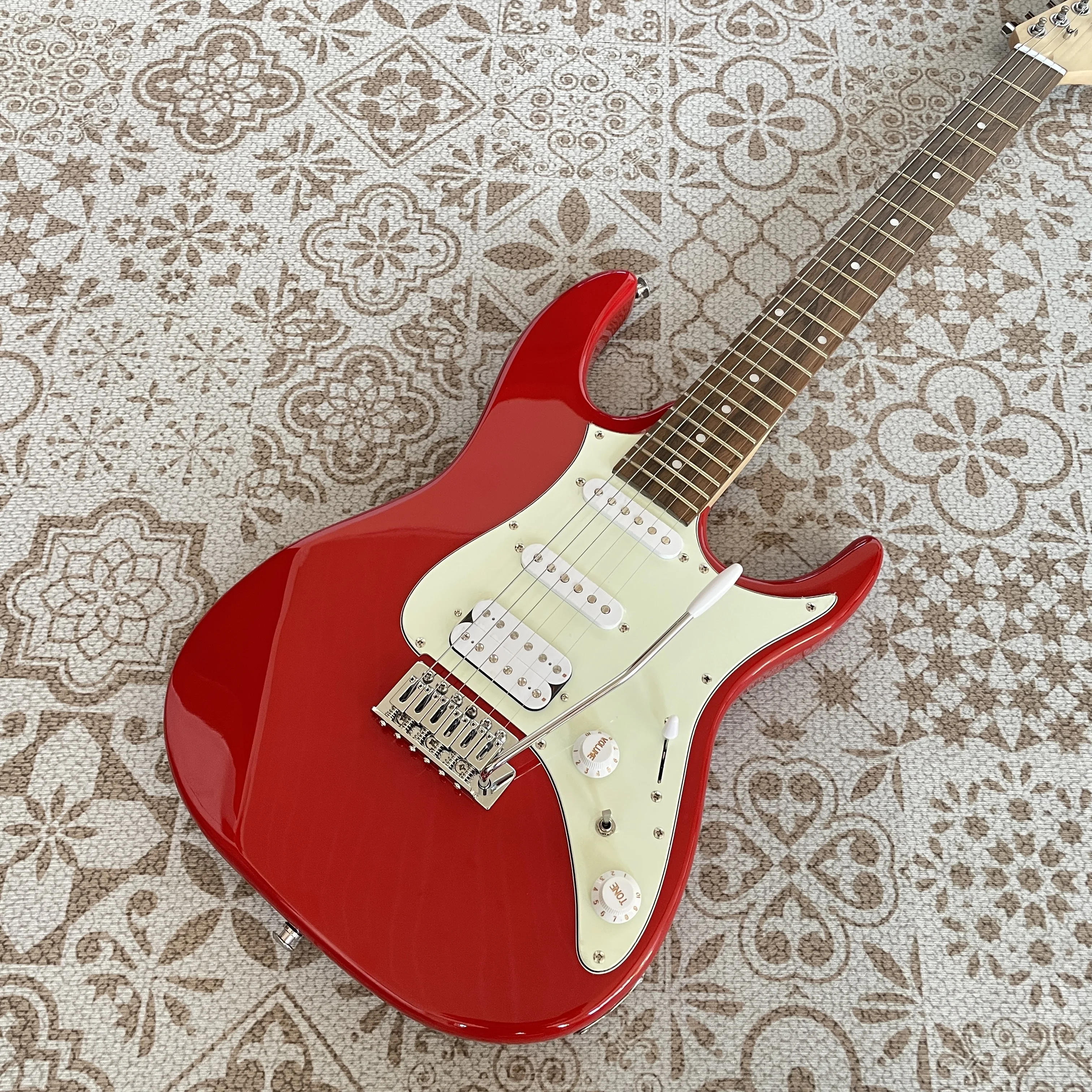 High-quality electric guitar, rosewood fingerboard, S-S-H pickups, double-locking tremolo, in stock, free shipping
High-quality electric guitar, rosewood fingerboard, S-S-H pickups, double-locking tremolo, in stock, free shipping