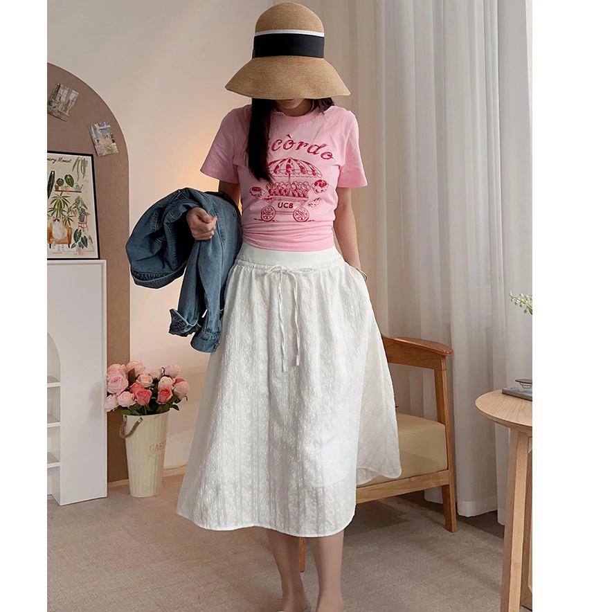 Романтический весенний комплект: вязаный кардиган с вышивкой и цветочным узором, юбка А-силуэта с фактурной текстурой, элегантный повседневный образ с длинными рукавами
Романтический весенний комплект: вязаный кардиган с вышивкой и цветочным узором, юбка А-силуэта с фактурной текстурой, элегантный повседневный образ с длинными рукавами