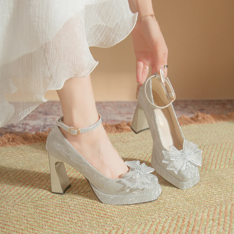 2024Silk thick heel 9cm high heels, women's head waterproof platform bow wedding dress bridal shoes, women's shallow mouth shoes
2024Silk thick heel 9cm high heels, women's head waterproof platform bow wedding dress bridal shoes, women's shallow mouth shoes