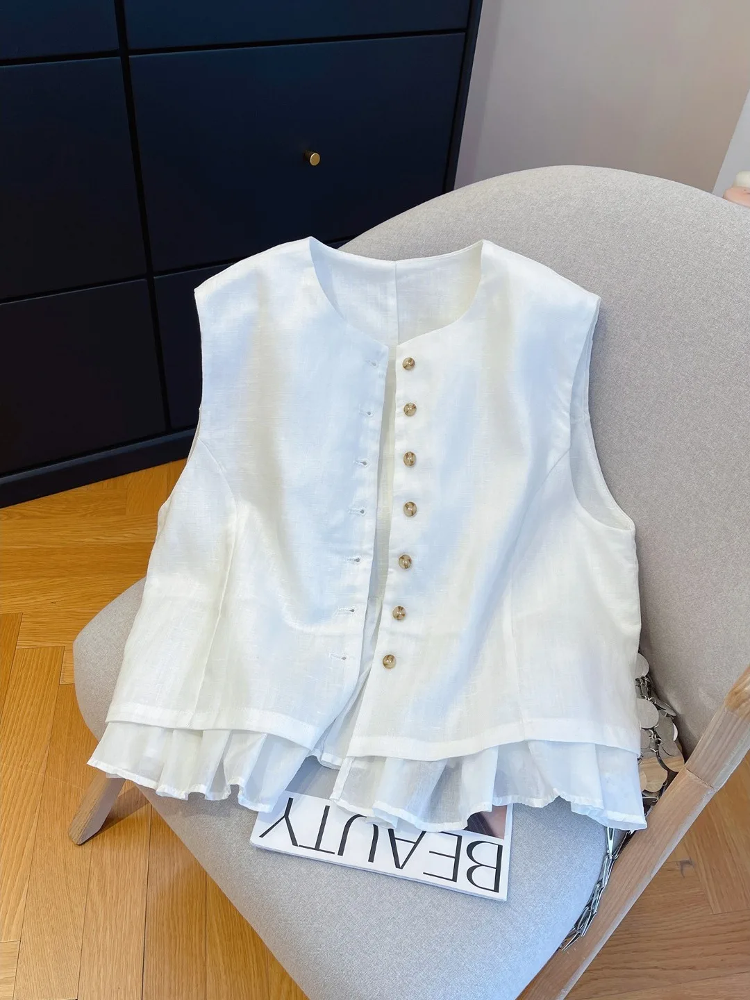 Summer Pure Color Linen Sleeveless Vest Large Size Women's Fashionable Button Detail Floral Trim Layering Top Casual Wear
Summer Pure Color Linen Sleeveless Vest Large Size Women's Fashionable Button Detail Floral Trim Layering Top Casual Wear